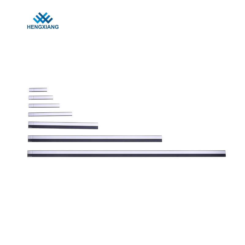 How does an incremental linear encoder achieve micrometer-level positioning while maintaining high-speed response?